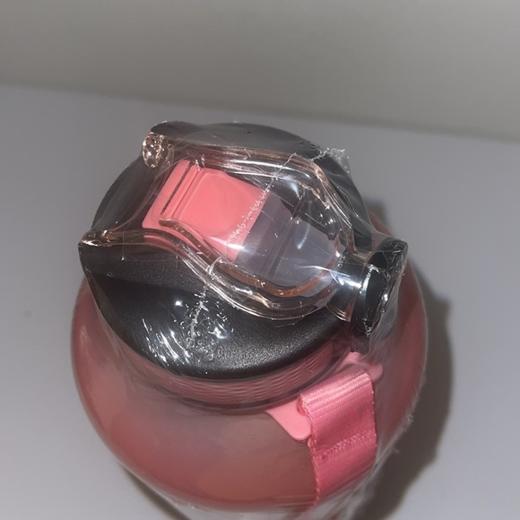 Brand new 64oz Water bottle - Picture 4 of 4